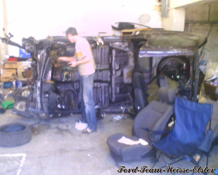 Manus Ford Escort auf dem Weg zum Schrottplatz - den Unterboden hat es aufgerissen