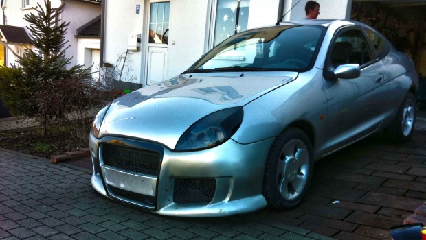 Tweet Tweet Christian Panknin’s Ford Puma Irgendwann sollte mal der Puma mit einerm 170PS Motor ausgestattet werden … Irgendwann sollte er mal wieder auf der Strasse Rollen … Ob das Passieren wird weiss nur der Chris allein. 😉 Es bleib abzuwarten ob es ein Biest wird oder nicht. Einige Monde später der silberne Ford Puma stellte sich als Totales Wrack heraus und wurde auf den Friedhof (Schrottplatz geschafft). Also wieder […]